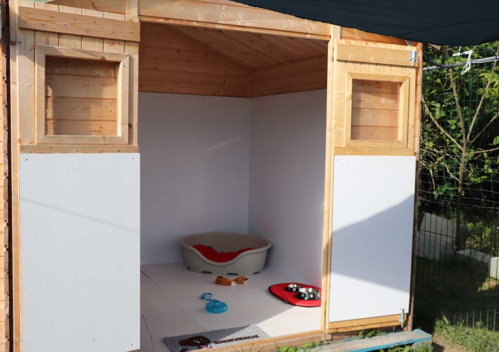 Les boxes de la pension canine à Saint-Denis-de-Pile1